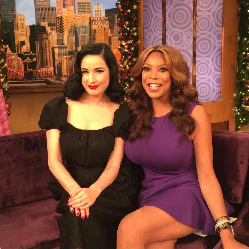 Eine echte Talkshow-Legende: So kennen und lieben sie ihre Fans! (hier mit Dita von Teese)