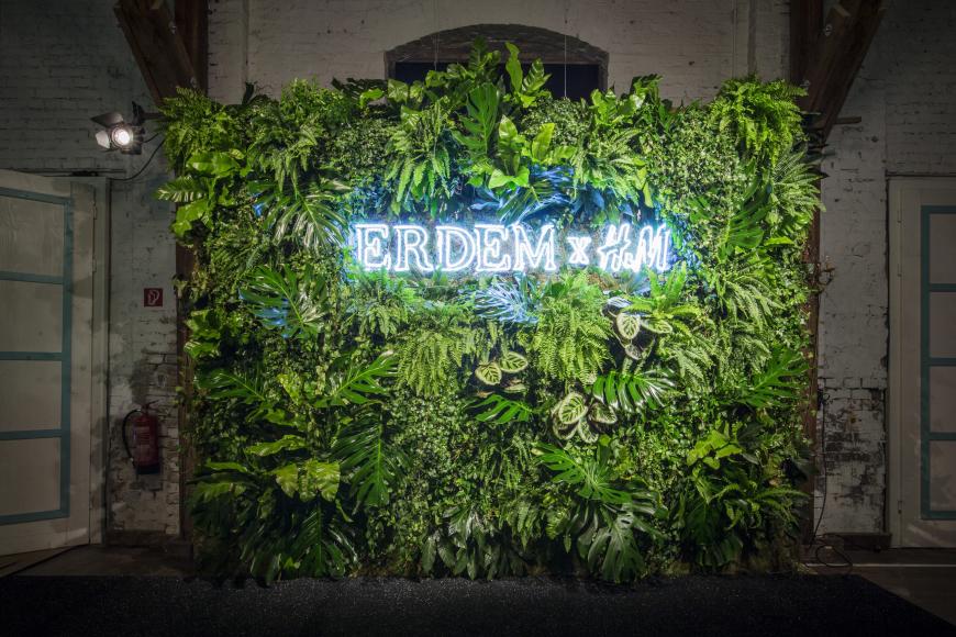 Passend zum floralen Motto der Kollektion Erdem x H&M war auch die Location in Berlin in Szene gesetzt.