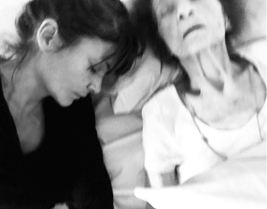 Auf Instagram postete Helena Christensen ein Foto mit ihrer Oma Ketty am Sterbebett. Geht sie damit zu weit?