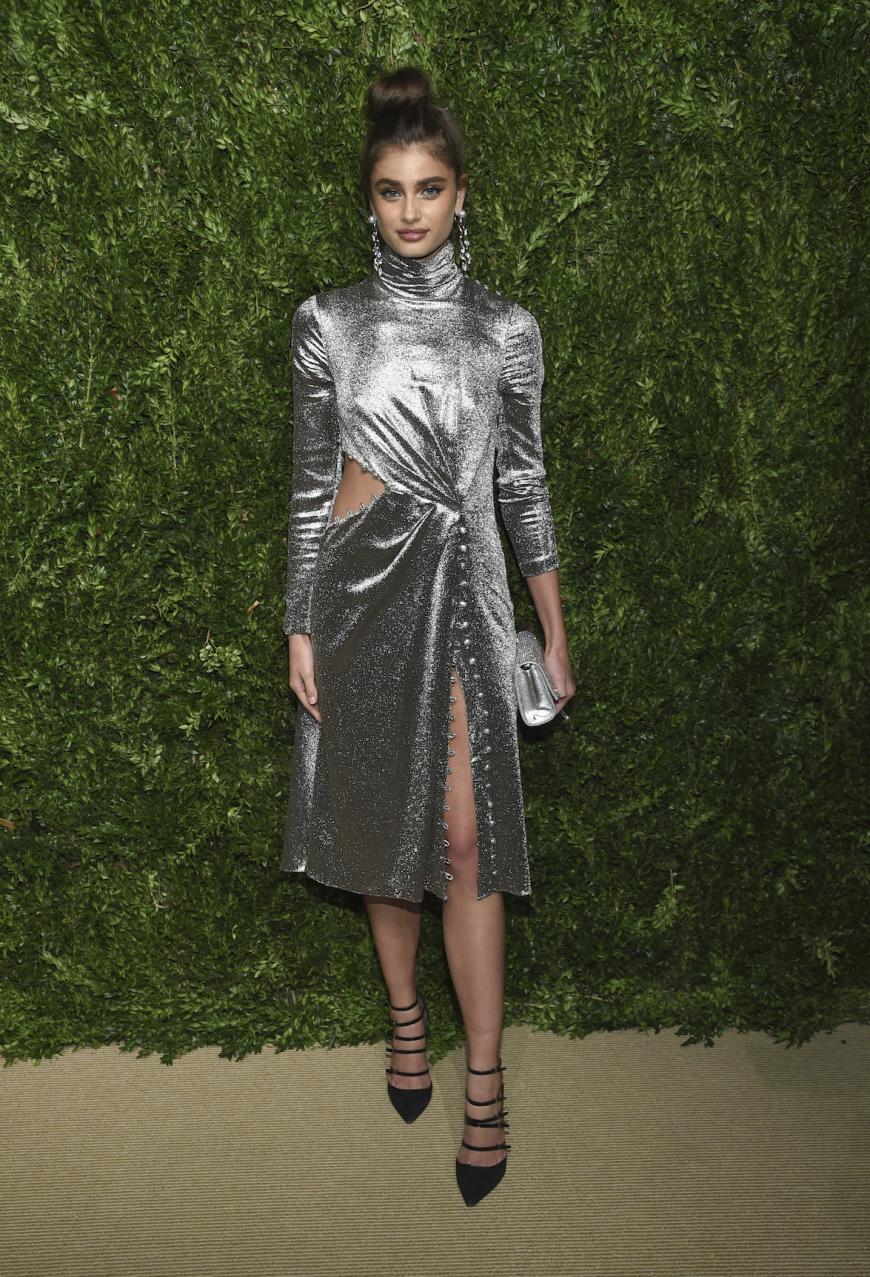 Einen wirklich coolen Look präsentierte Taylor Hill, eines der Top-Outfits des Abends.