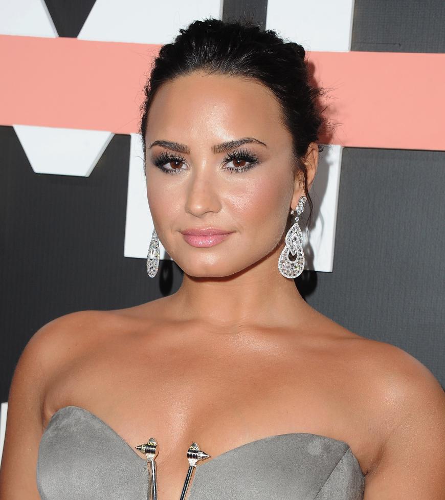 Demi Lovato (25): Die Sängerin betont ihre Augen durch soft schattierte Smokey Eyes und künstliche Wimpern.