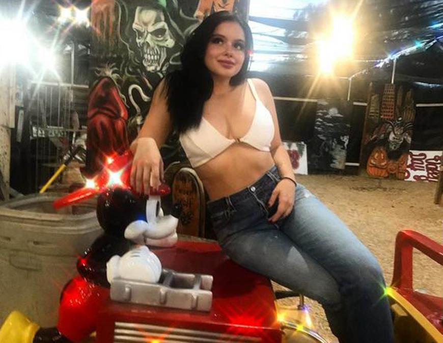 Dieses Foto entstand vor zwei Wochen, da sahen die Brüste von Ariel Winter noch deutlich anders aus.