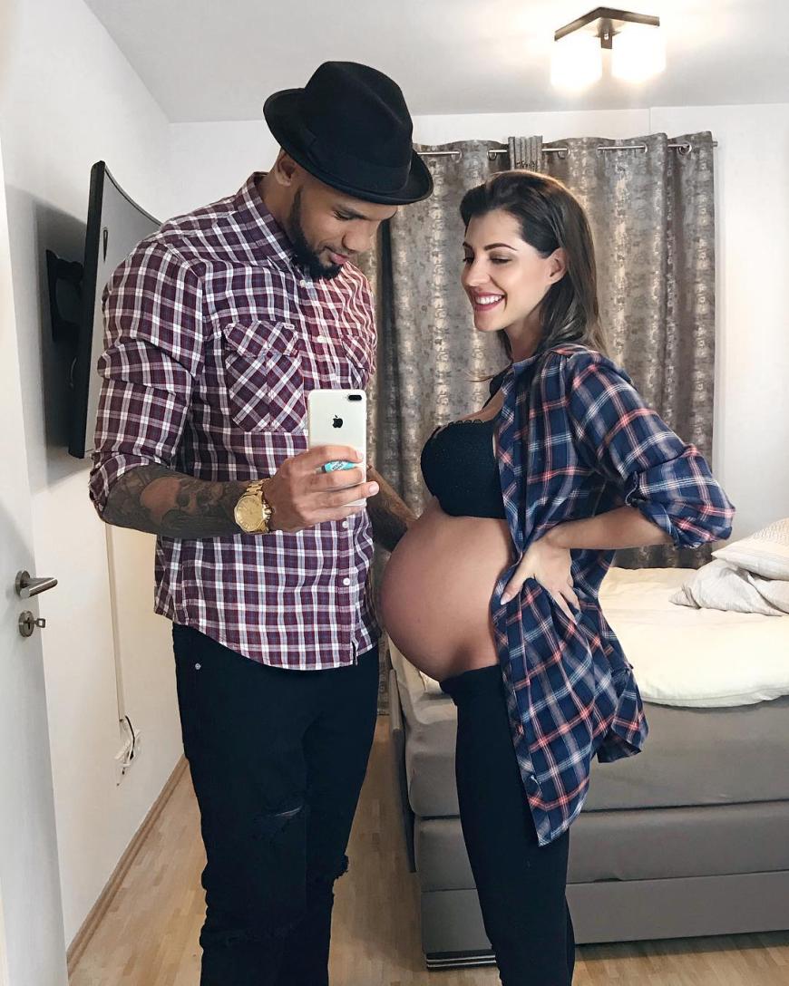 Sie freuen sich auf ihr Baby und lachen kleine Zwischenfälle einfach weg.