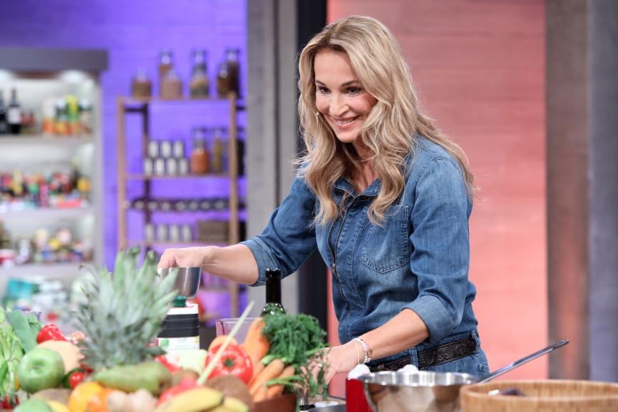 Moderatorin Caroline Beil richtet die Vorspeise „Rote Beete mit Couscous