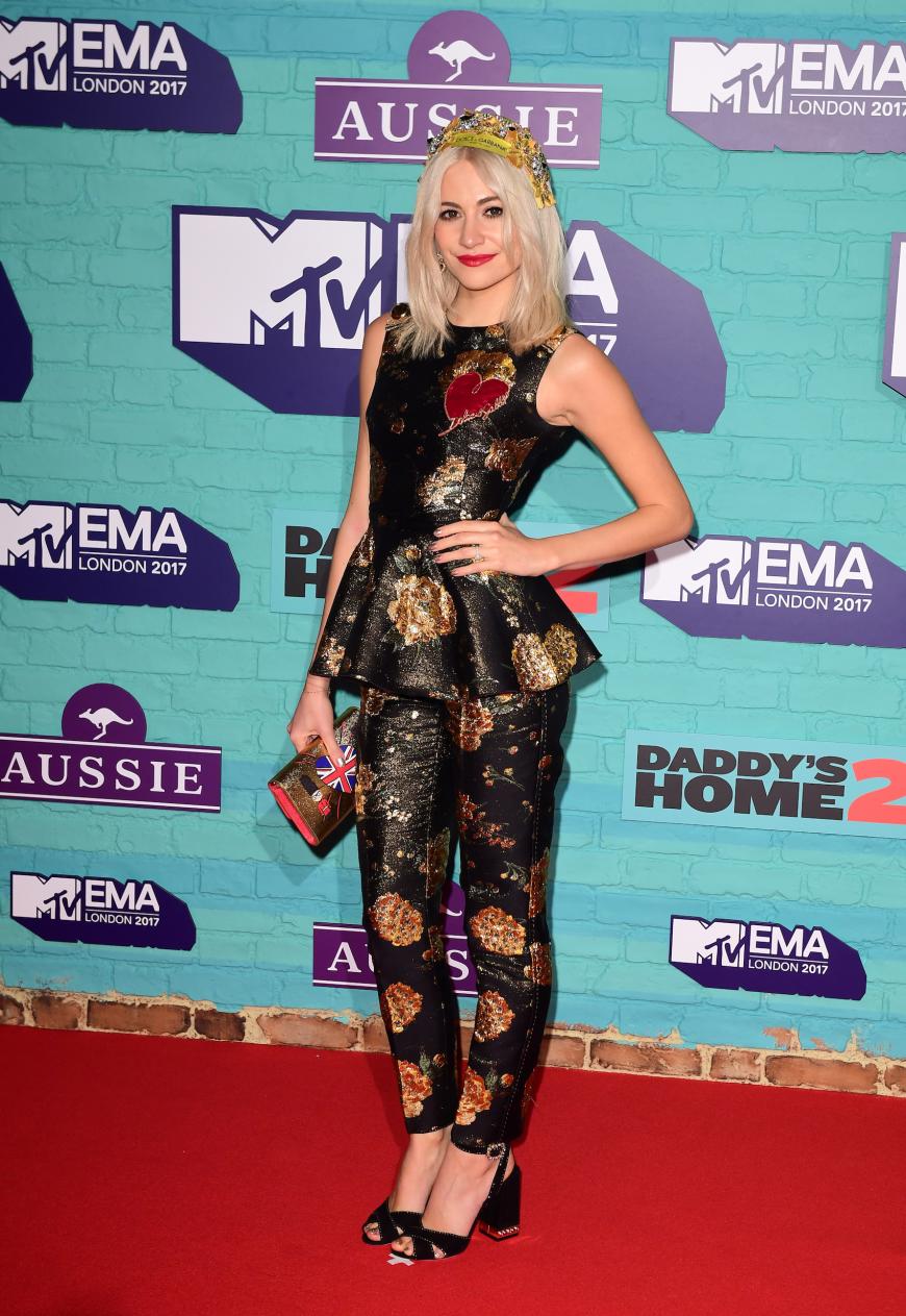 Die Sängerin Pixie Lott trug einen wirklich außergewöhnlich schönen Hosenanzug, nur der Kopfschmuck war echt überflüssig...