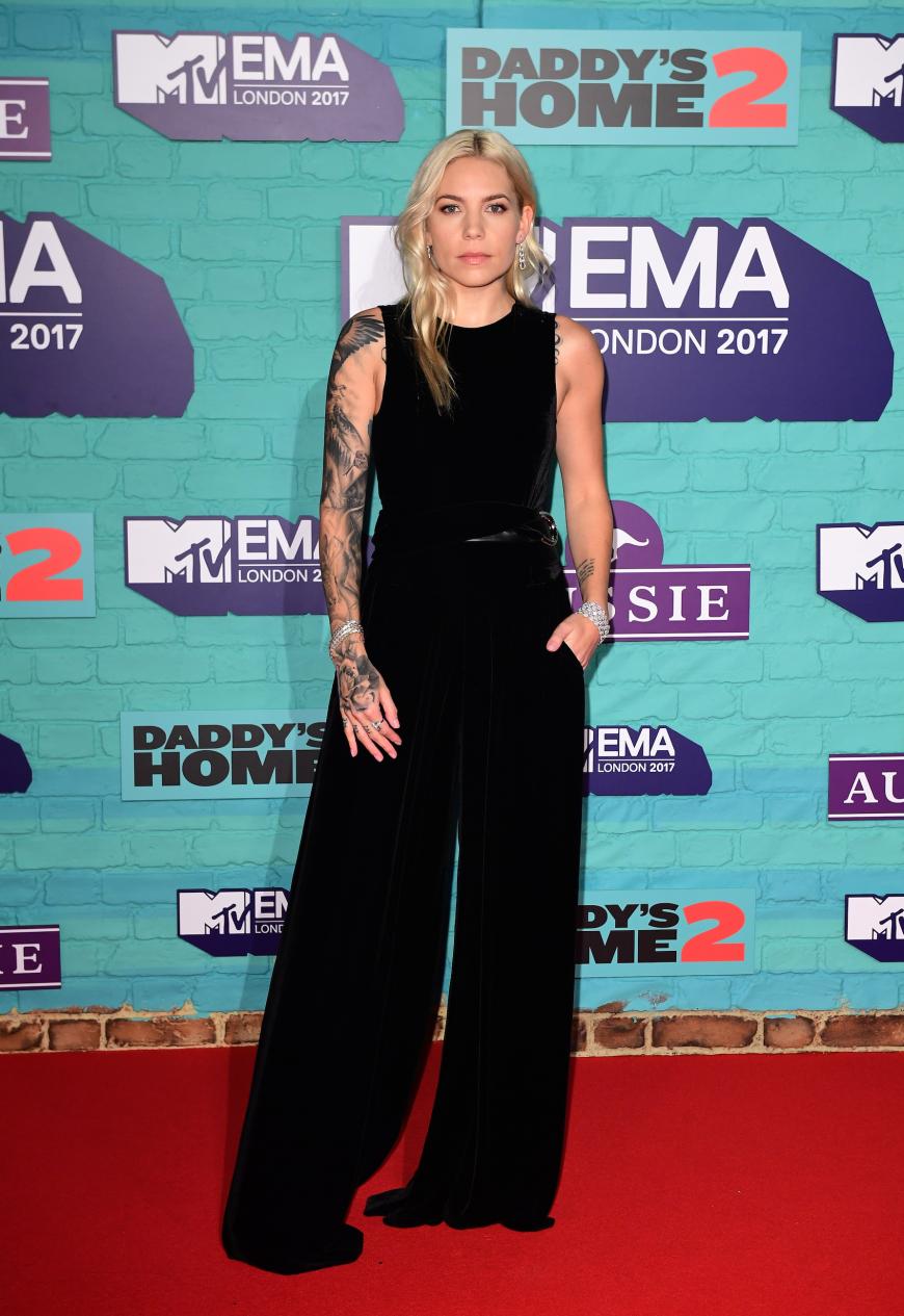In diesen Overall haben wir uns auf Anhieb verguckt, denn wir lieben den Schnitt und das samtige Material des Looks der Sängerin Skylar Grey.