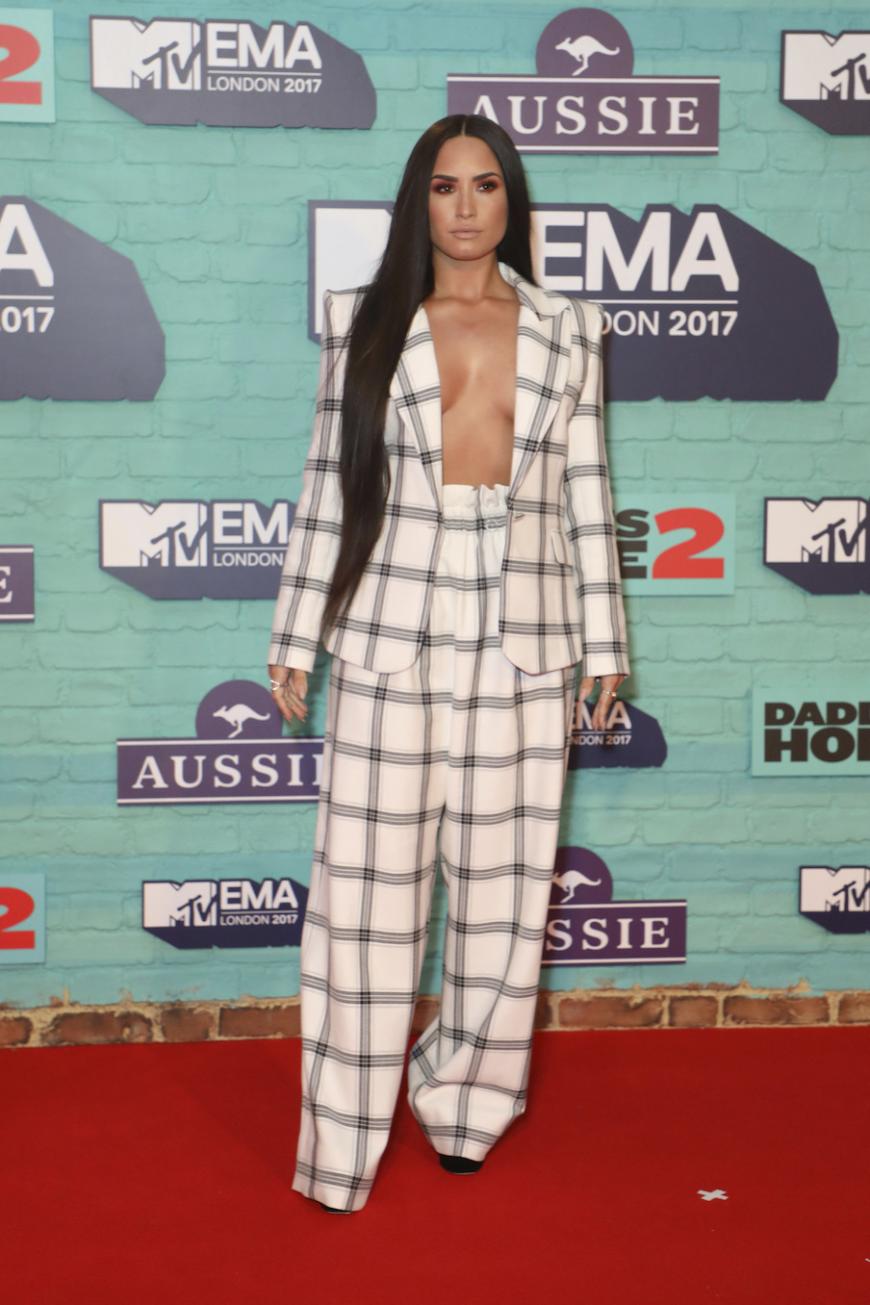Nein, nein, nein! Während die eine, Rita Ora, im Bademantel erscheint, kam Demi Lovato zu den