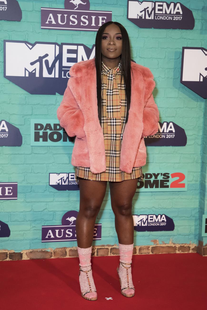 Die Sängerin Ray BLK hatte sich beim Styling wohl eins vorgenommen: Ich ziehe alles an, was nicht zusammenpasst! Hat geklappt!