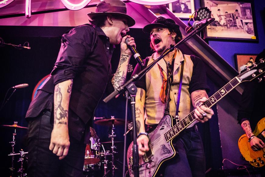 Johnny Depp ist selbst ein passionierter Musiker und stand bereits letztes Jahr mit dem Skandal-Rocker gemeinsam auf der Bühne.