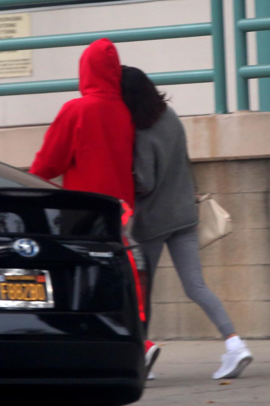 Nachdem vor wenigen Tagen bereits gemeinsame Fotos von Selena Gomez und Justin Bieber aufgetaucht waren, zeigten sich die Turteltauben jetzt knutschend bei einem Ice-Hockey-Spiel.