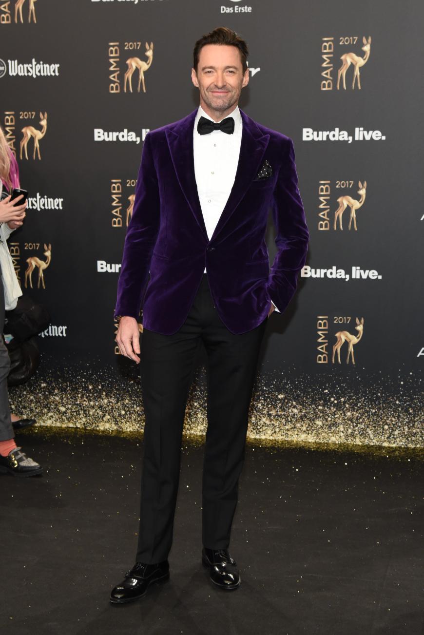 Hollywood-Star Hugh Jackman bekam eine schwärmerische Laudatio von Iris Berben: Ihm wurde die erste Trophäe des Abends verliehen. Nach mehrfacher Krebs-Erkrankung legte er in einem Aubergine-farbenen Samt-Anzug einen Wow-Auftritt hin.