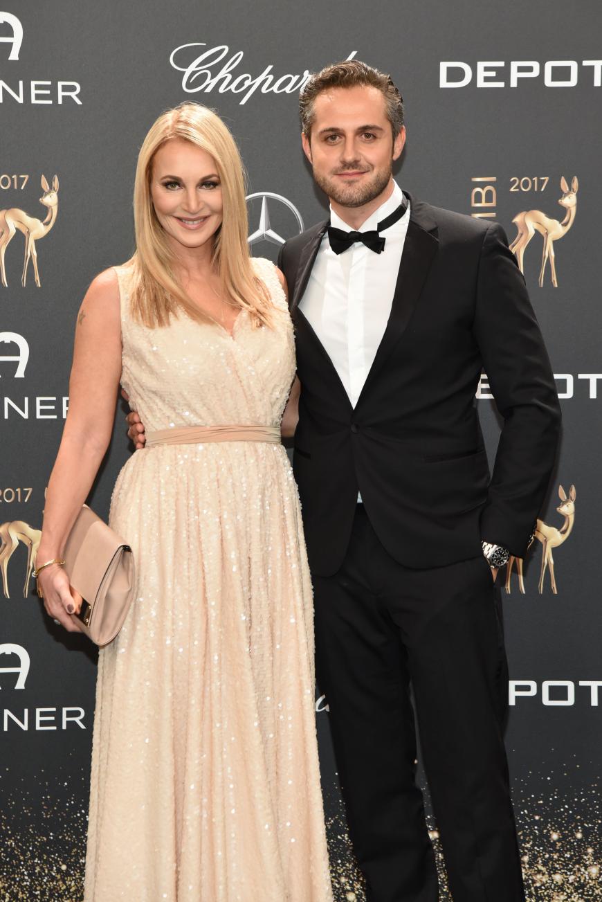 Caroline Beil kam nicht nur mit ihrem Partner Philipp Sattler, sondern auch einem neuen Look: Die 51-Jährige ist jetzt platinblond.
