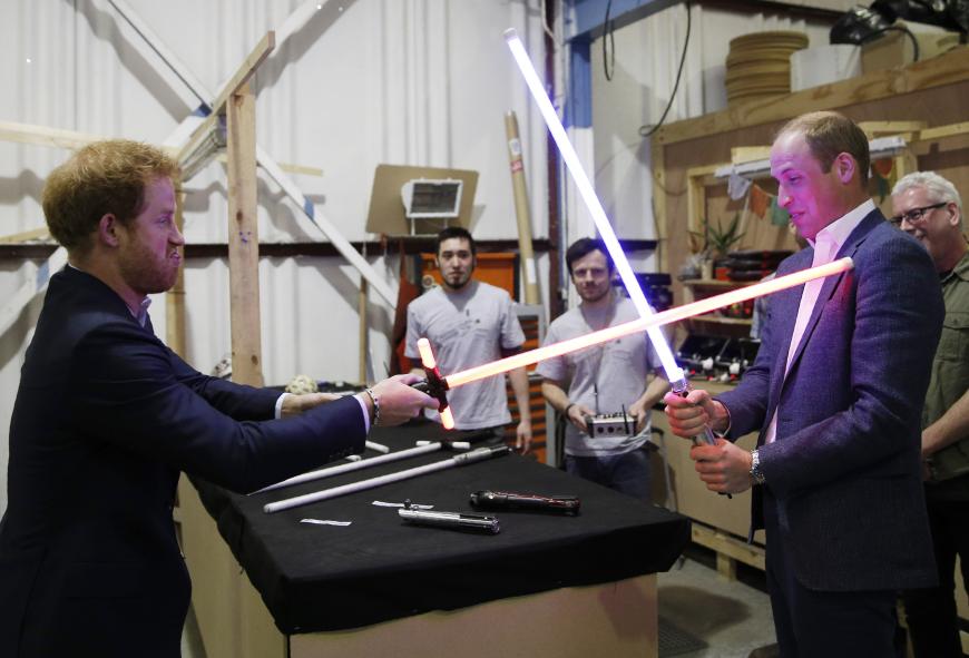 Am Set von "Star Wars" spielten Prinz Harry und Prinz William mit Lichtschwertern - oder übten sie für eine Szene?