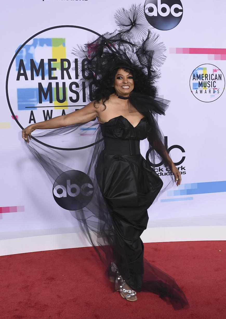 Ähm ja, was ist das denn? Also in diesem Kleid steckt die Sängerin Diana Ross, aber was das für ein furchtbares Kleid ist, können wir uns nicht erklären...