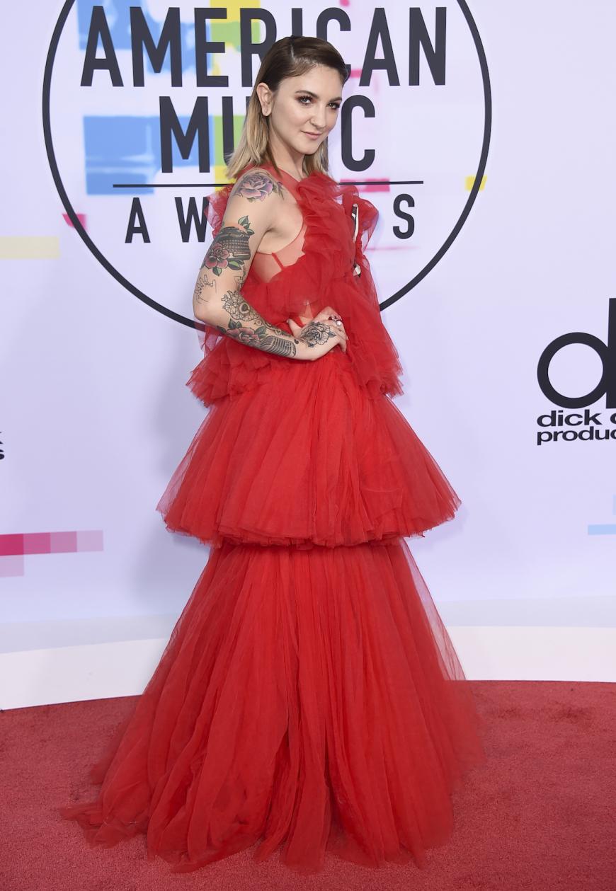 Die Popsängerin Julia Michaels zog das Weihnachtsfest scheinbar vor, sie sah aus wie ein roter Tannenbaum. Daumen runter von unserer Style-Jury für diesen AMA-Look!
