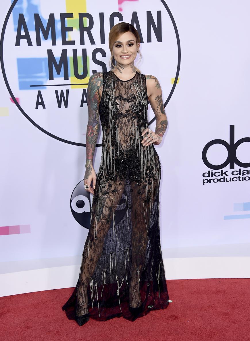 Die Sängerin Kehlani wählte ein Kleid, was ein unfassbar cooles Gesamtbild mit ihren vielzähligen Tattoos abgab.