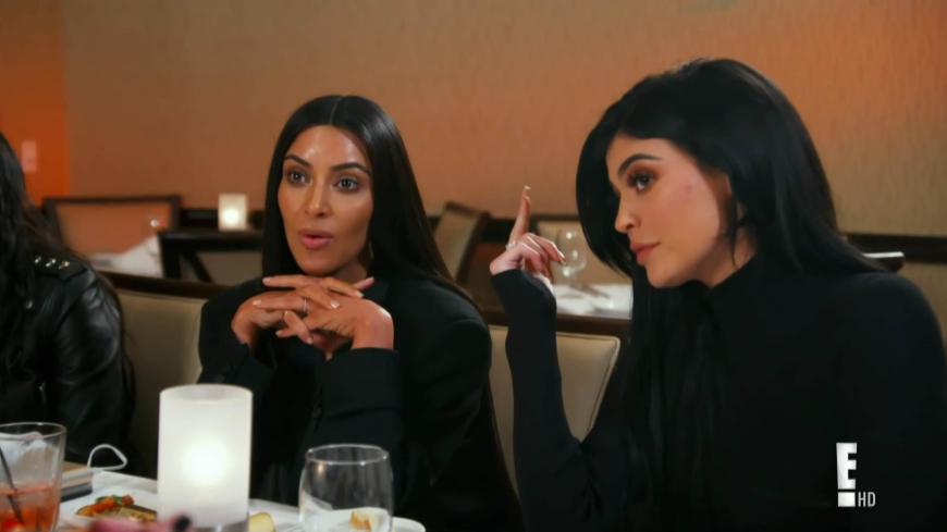 Kim Kardashian und Kylie Jenner sind derzeit gar nicht gut aufeinander zu sprechen. Der Grund dafür sind ihre beiden Kosmetik-Marken, die einen echten Konkurrenzkampf zwischen den Schwestern auslöst.