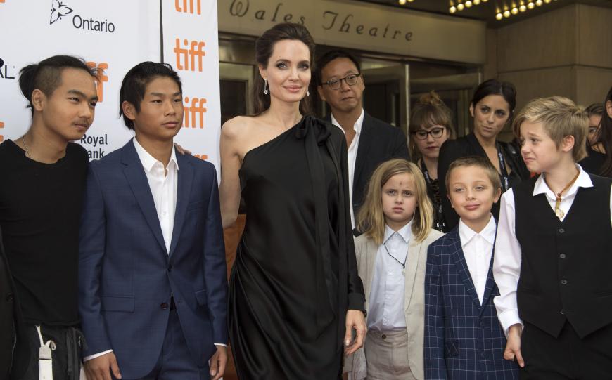 Angelina Jolie mit fünf ihrer sechs Kinder: Maddox, Pax, Vivienne, Knox und Shiloh (v.l.).