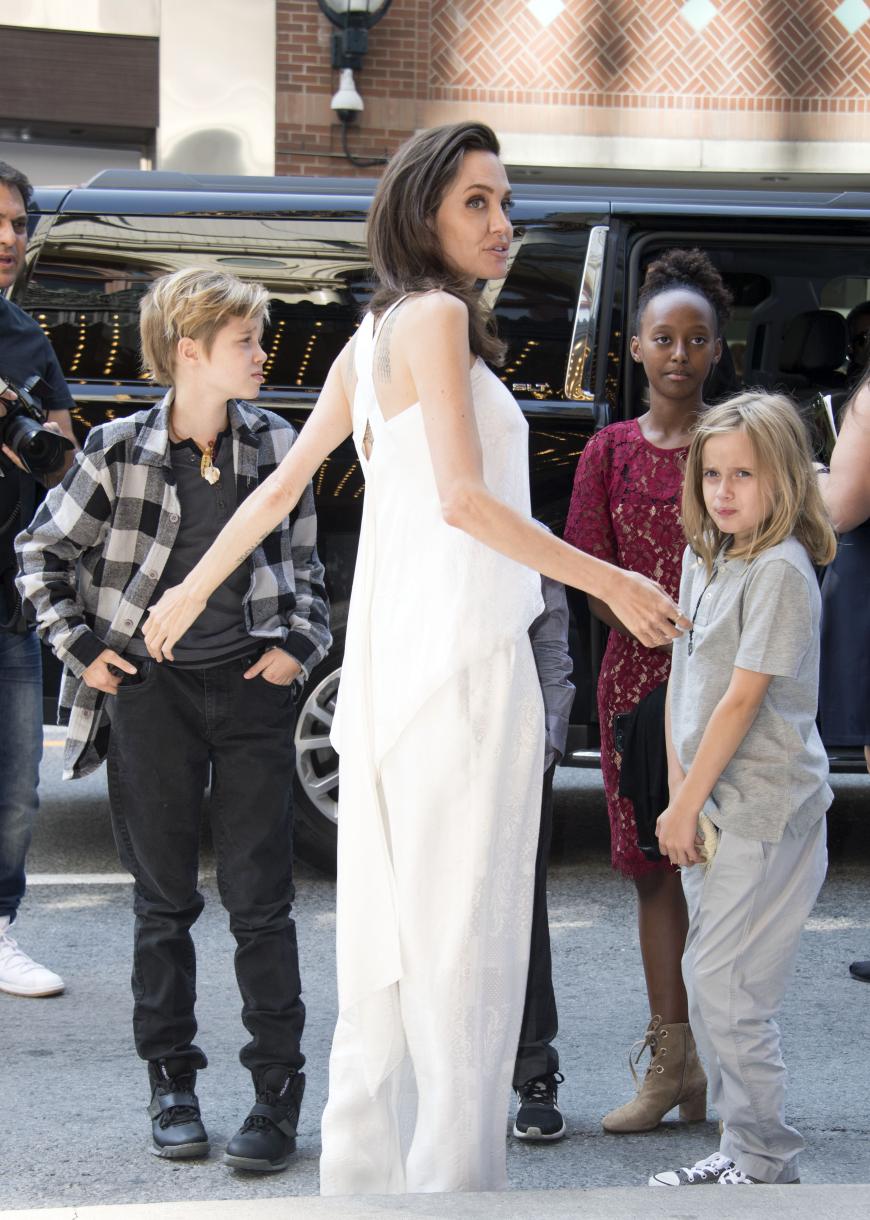 Laut einem Insider würde Angelina Jolie (hier mit Shiloh, Zahara und Vivienne Jolie-Pitt) ihre Kinder einpacken und mit ihnen über Weihnachten nach Kambodscha reisen.