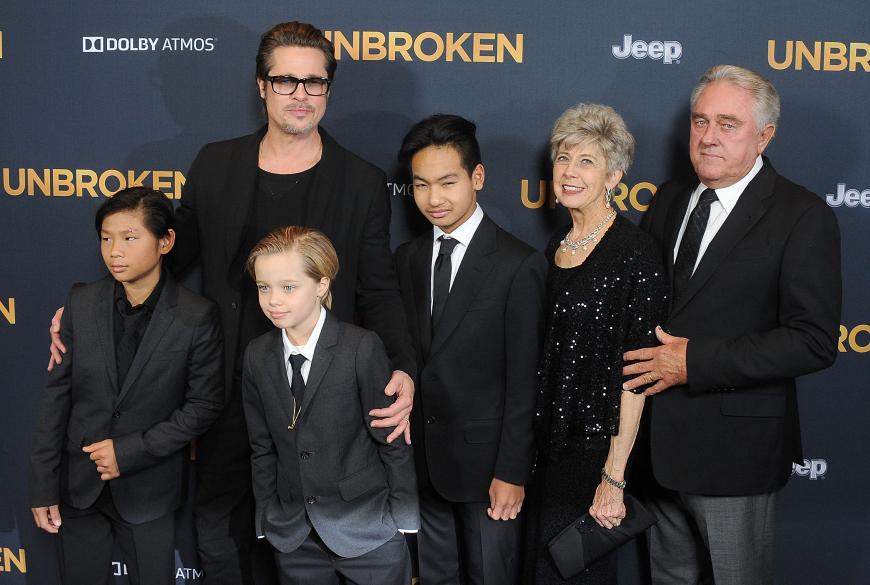 Das möchte Brad Pitt (hier mit Pax, Shiloh, Maddox und seinen Eltern) jedoch auf keinen Fall, da er seine Kinder Weihnachten auch sehen möchte.