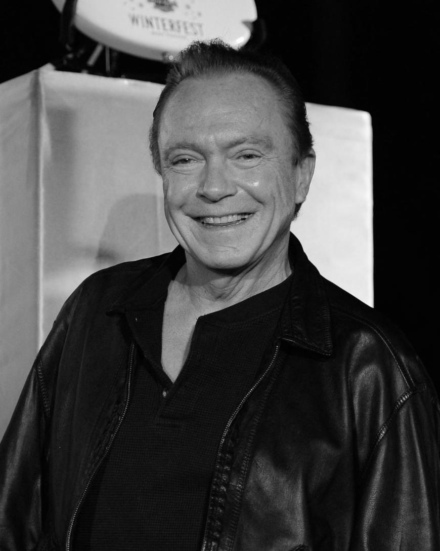 David Cassidy, Mädchenschwarm der 70er, ist tot: Der US-Sänger und -Schauspieler ist im Alter von 67 Jahren in Florida an Leberversagen gestorben. Cassidy spielte von 1972 bis 1974 in der US-Fernsehserie „Die Partridge Familie“ Keith und wurde weltweit bekannt. Er veröffentlichte insgesamt zwölf Studioalben und verkaufte mehr als 30 Millionen Platten. Mehrfach wurde er für einen Grammy nominiert. Der demenzkranke 67-Jährige war vor wenigen Tagen mit Organversagen in das Krankenhaus eingeliefert worden und hatte sich in kritischem Zustand befunden. „David ist umringt von seinen Liebsten gestorben, mit Freude in seinem Herzen und befreit von dem Schmerz, der ihn so lange im Griff hatte“, gab seine Sprecherin bekannt.