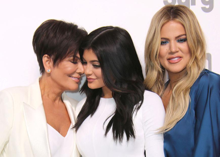 Angeblich sollen Kylie Jenner und Khloé Kardashian schwanger sein. Die Familie schweigt - bis jetzt! Mama Kris Jenner teilte ein verdächtiges Foto auf Instagram....
