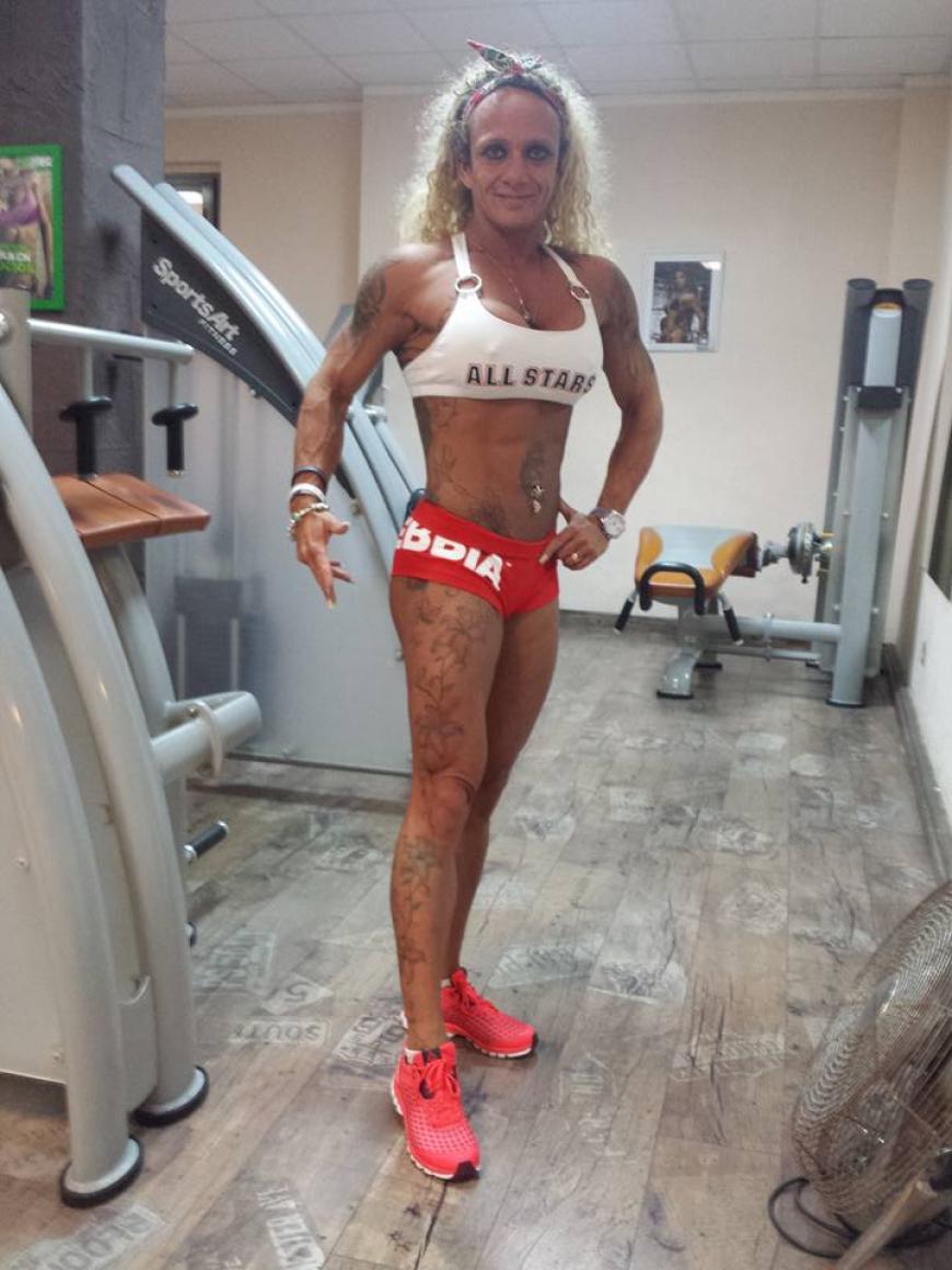 Braun gebrannt, viel Make-Up und lange blonde Locken - SO sieht Caroline Robens nun nicht mehr aus!