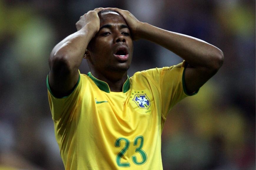 2013 soll der brasilianische Fußballer Robinho gemeinsam mit fünf anderen Freunden eine Frau in einer Mailänder Diskothek vergewaltigt haben. Dafür wurde er jetzt zu neun Jahren Haft verurteilt.