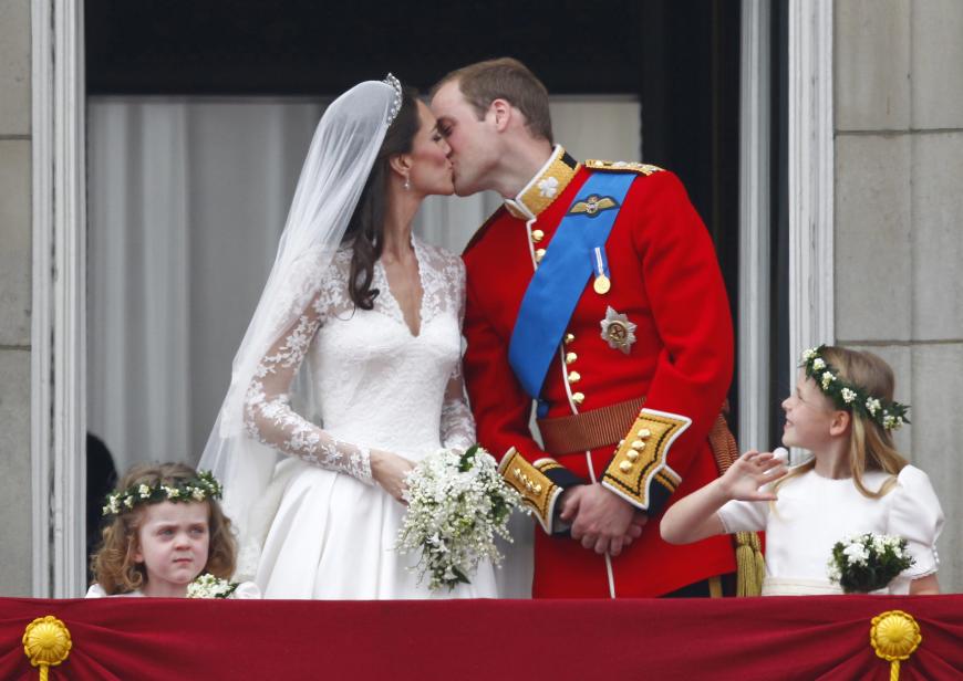 Dann der legendäre Kuss auf dem Balkon des Buckingham Palastes in London: Wir müssen gestehen, dass ihr Kleid dem Hochzeitskuss ein wenig die Show stahl... Wir sind uns sicher - die beiden geben ein echtes Traumpaar ab!