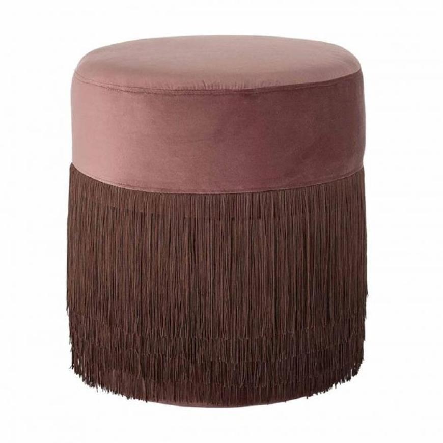 Zwei Trends in einem – Fransen treffen auf Samt. Den stylischen Pouf in samtigem Altrosa gibt es bei Desiary.de für 109 Euro.
