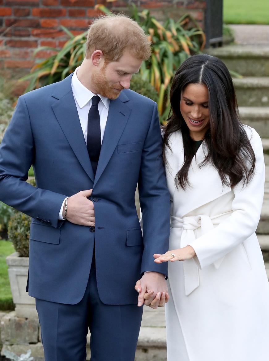 Stolz betrachtet Meghan ihren Verlobungsring.