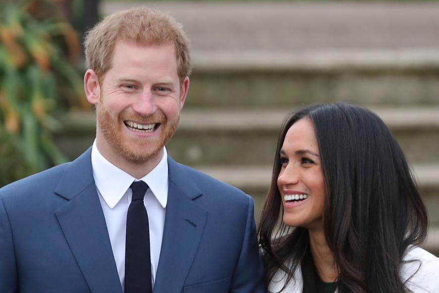 Endlich sind die ersten Bilder nach der Bekanntgabe der Verlobung von Meghan Markle und Prinz Harry da. Aber unser Blick fällt natürlich sofort auf den märchenhaften Verlobungsring.