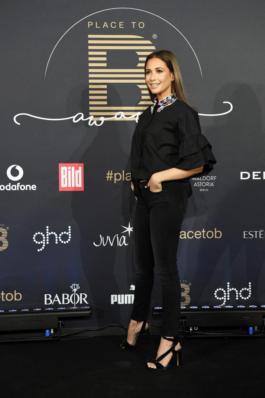 Die Sängerin Mandy Grace Capristo schloss sich den vorwiegend schwarzen Looks der Veranstaltung an.