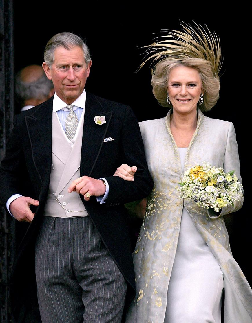 Am 9. April 2005 ging Prinz Charles seine zweite Ehe mit Herzogin Camilla ein. Die standesamtliche Zeremonie fand in der Sankt-Georgs-Kapelle auf Windsor Castle statt. Das elegante und feminine Ensemble von Camilla sieht einfach klasse aus!