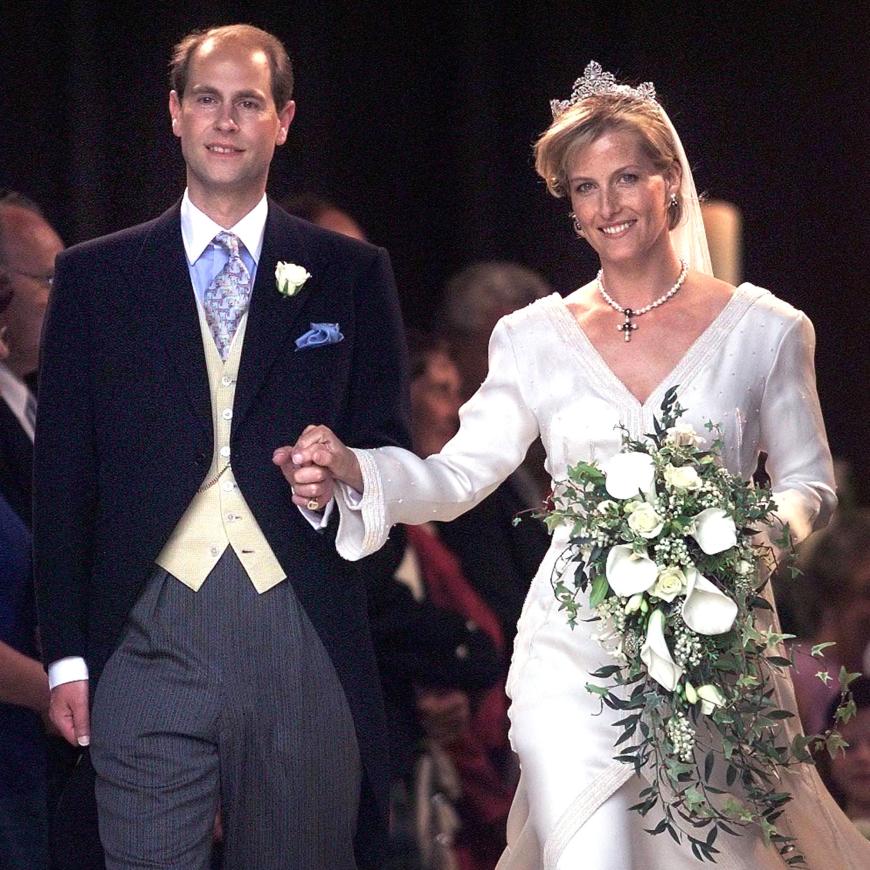 1999 gaben sich Prinz Edward und Herzogin Sophia das Ja-Wort. Prinz Edward ist der jüngste Sohn von Queen Elisabeth II. und der einzige Sohn, der sich bis jetzt noch nicht scheiden ließ!