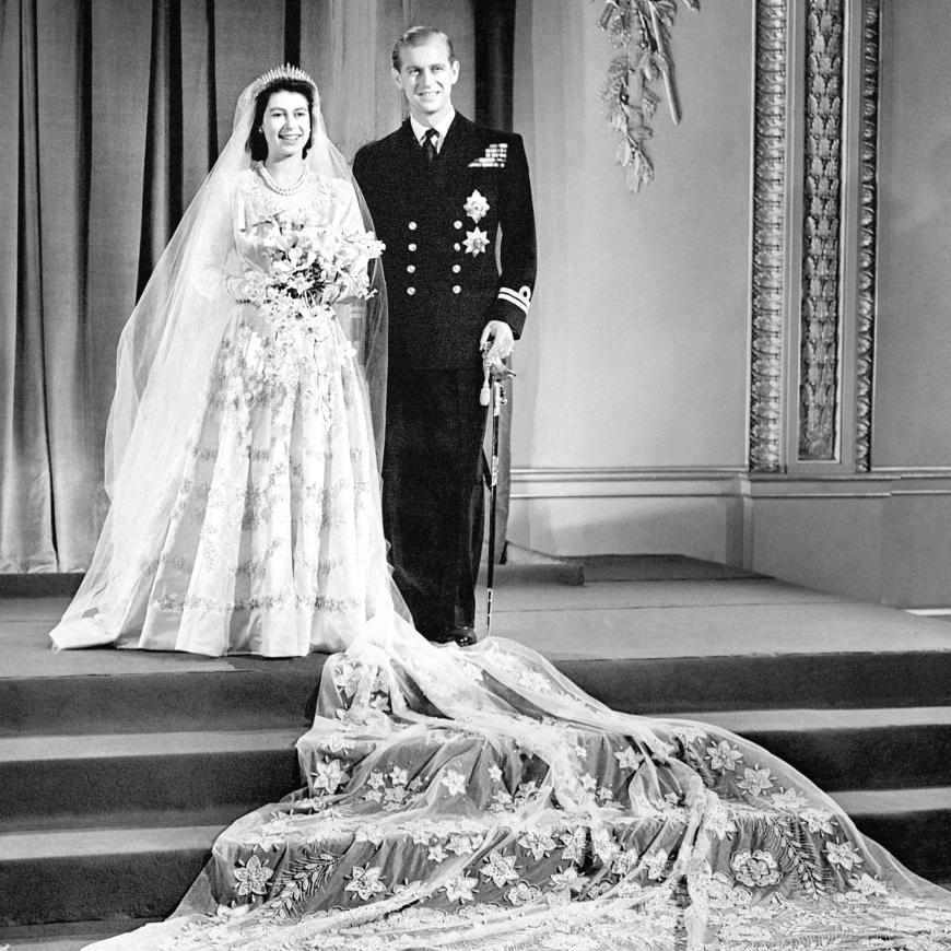 Im November folgte dann die große Hochzeit im Buckingham Palace. Wir müssen gestehen, die Schleppe der Queen ist noch besser als die von Prinzessin Diana!