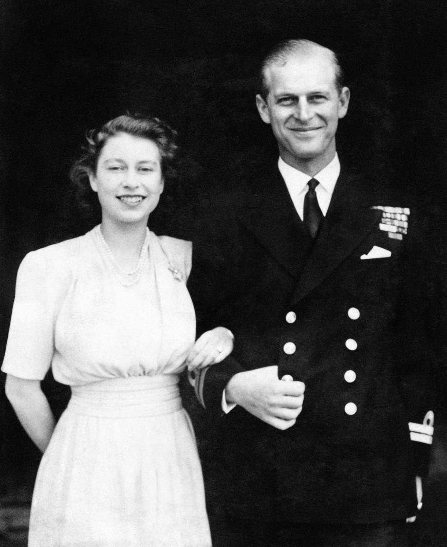 Wer erkennt dieses hübsche Paar? Es sind Queen Elisabeth II. und Prinz Philip, die im Juli 1947 ihre Verlobung bekannt gaben.