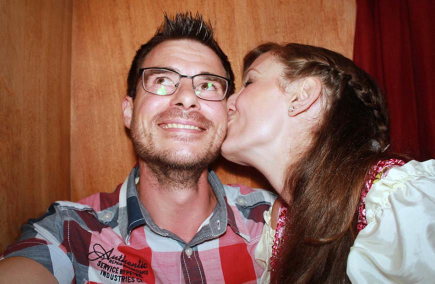 In der Fotobox kamen sich Anton und Ann-Cathrin beim Scheunenfest näher.