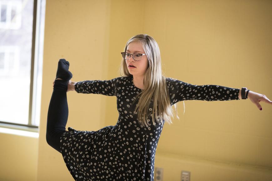 Mikayla hat schon echte Bühnenerfahrung. Neben ihrem Studium tanzt sie und engagiert sich in der lokalen Kinderbetreuung.