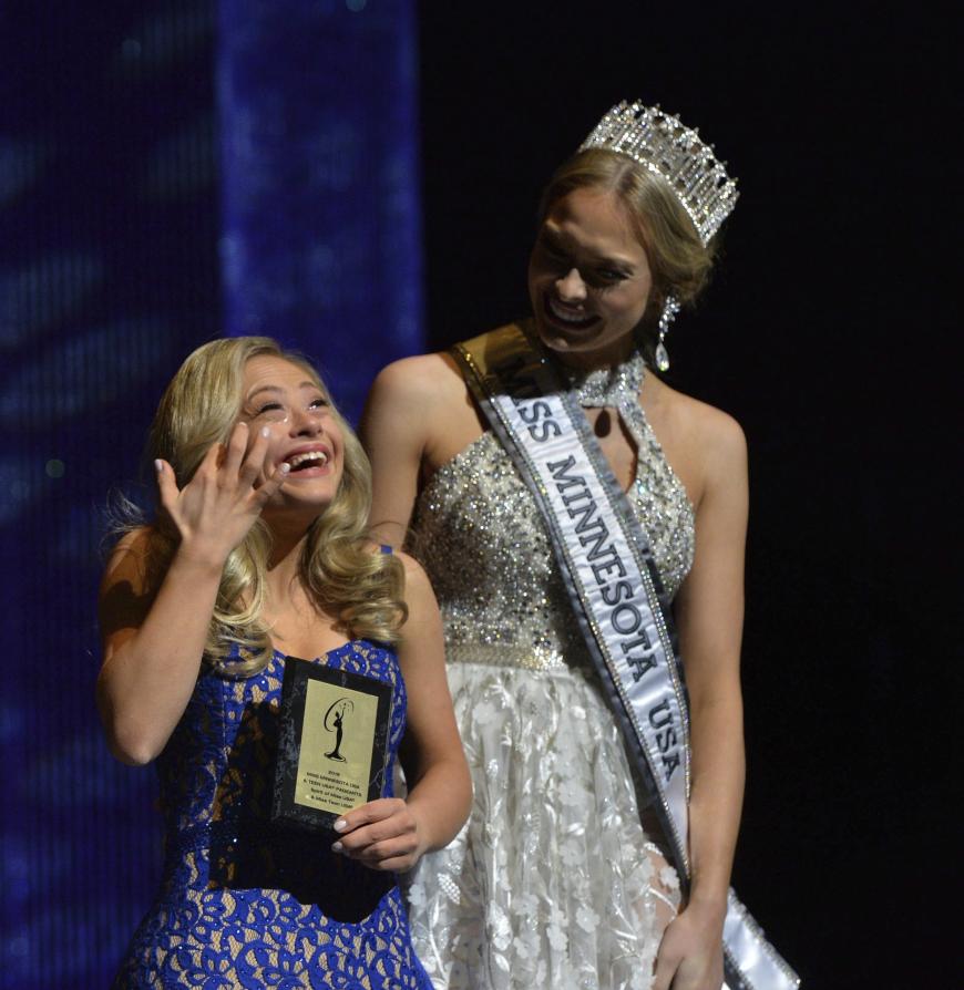 Mikayla Holmgren (l.) ist die erste Teilnehmerin, die je an einer amerikanischen Miss-Wahl teilgenommen hat. Neben ihr steht Kalie Wright, die den Schönheitswettbewerb gewann. „Ich war so geschockt, dass ich in Tränen ausgebrochen bin“, so ihre Reaktion, als Mikayla den „Sprit Award“ für ihren Mut gewann.