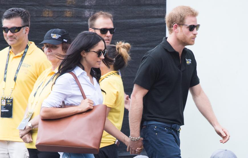 Flucht nach vorn: Im November 2016 lässt der Prinz ein offizielles Statement veröffentlichen, in dem er die Liebesgerüchte bestätigt. Gleichzeitig kritisiert er die rassistischen und sexistischen Anfeindungen gegen seine Meghan.