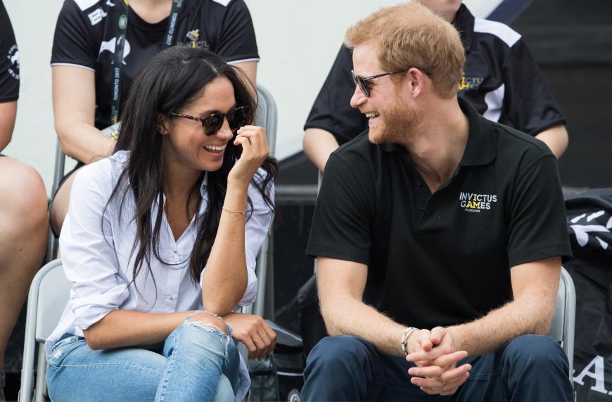 Im Januar 2017 reisen Harry und Meghan nach Norwegen, um das Polarlicht zu beobachten. Gemeinsame Auftritte lassen jedoch auf sich warten. Im Februar lernt Meghan die königliche Familie kennen. Die Familienmitglieder seien großartig gewesen und hätten es ihr leicht gemacht, berichtet die Brünette später. Besonders William und Kate seien eine große Hilfe gewesen.