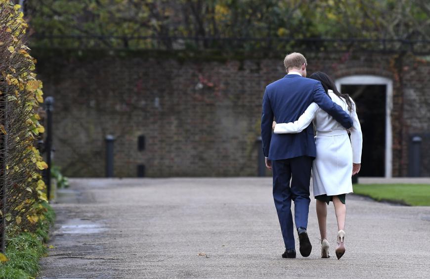 Über den genauen Zeitpunkt und Ort wurde im Vorfeld zwar viel spekuliert, doch offenbar lagen alle falsch – Harry machte seiner Angebeteten Anfang des Monats beim Brathähnchenbacken in Harrys Zuhause im Kensington Palast einen Antrag.