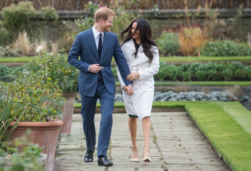 Kurz nach dem offiziellen Statement traten Harry und Meghan das erste Mal für die Fotografen in die Öffentlichkeit. Im White Garden des Kensington Palasts, einer Gedenkstätte für Harrys verstorbene Mutter Diana, strahlten die beiden um die Wette.