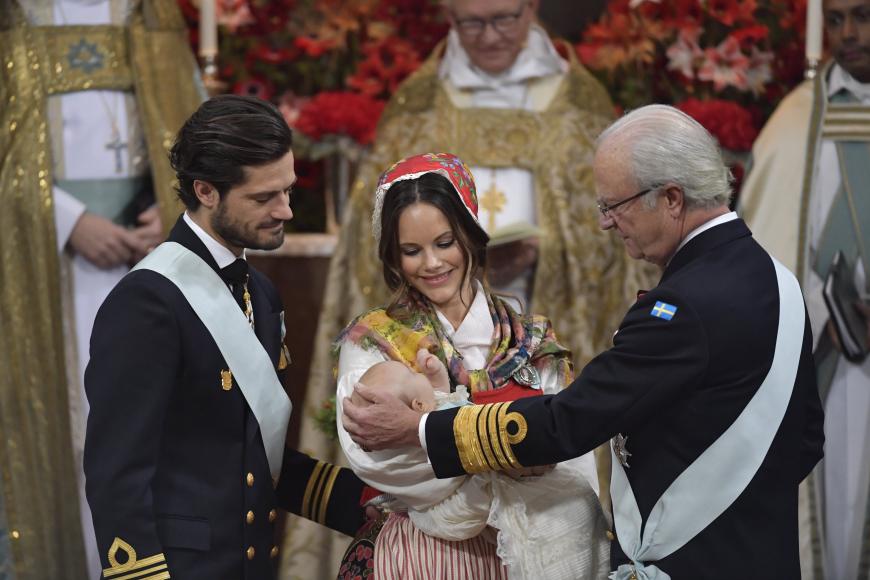 Auf Mamas Arm fühlte er sich am wohlsten: Prinzessin Sofia und Prinz Carl Philip mit ihrem Sohnemann und dem König.
