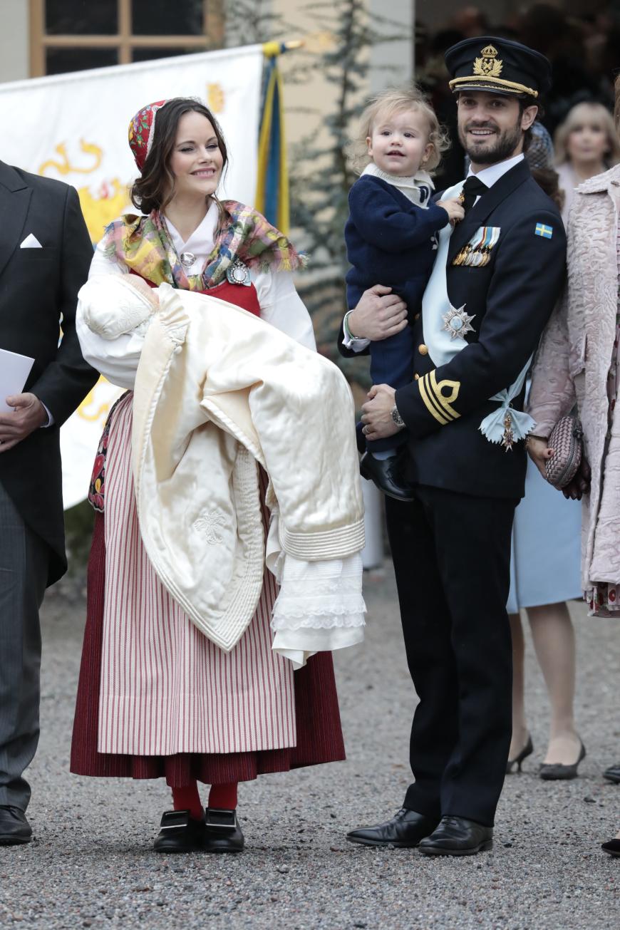 Sofia von Schweden erschien hingegen im traditionellen Trachtengewand der Provinz Dalarna.