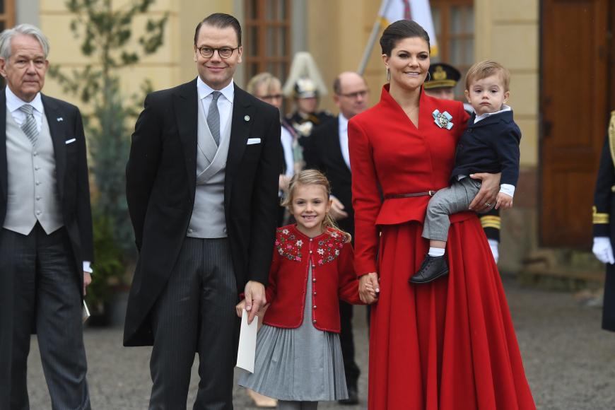 Victoria und ihr Mann bewiesen Stil – perfekt aufeinander abgepasst kamen Mama und Tochter sowie Vater und Sohn im Partnerlook zur Taufe.