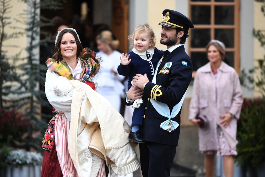 Vor dem Schloss Drottningholm sorgten Prinzessin Sofia und ihr Mann mit Söhnchen Alexander von Schweden für schöne Bilder.