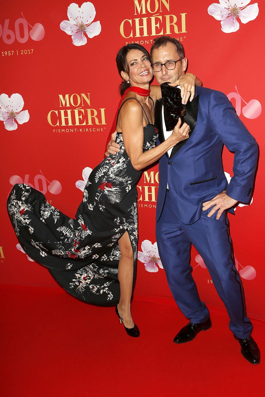 Schauspielerin Gerit Kling albert mit ihrem Ehemann Wolfram Becker herum.