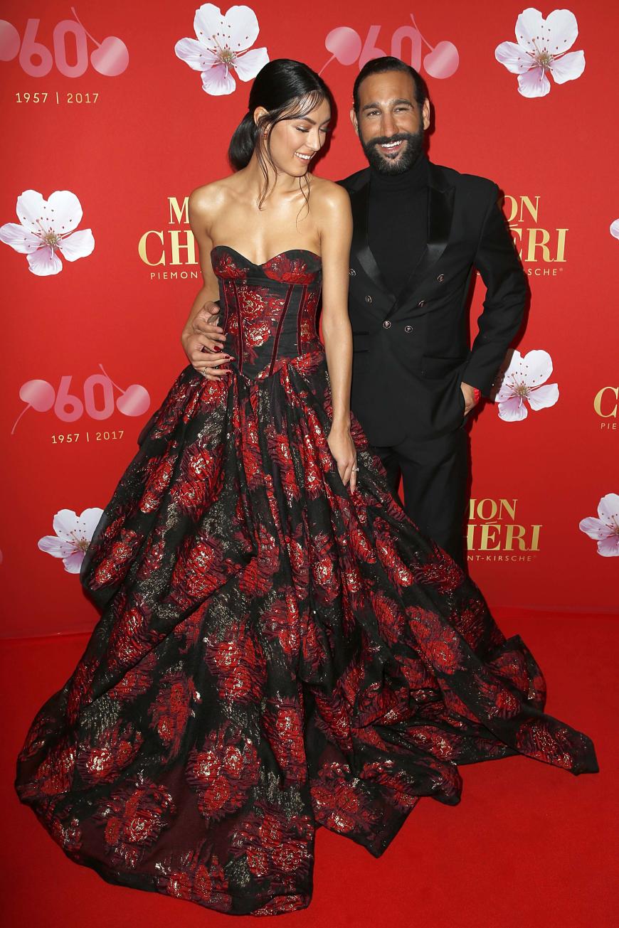 Auch Rebecca Mir (mit Massimo Sinato) bezauberte in einem schulterfreien Traum von Kleid.